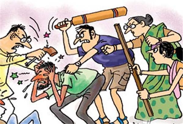 प्रेम प्रकरणाच्या वादातून एकास कुऱ्हाडीच्या दांडयाने मारहाण ; चौघांविरुद्ध गुन्हा दाखल