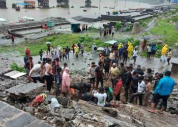 दुर्दैवी घटना! चंद्रभागेच्या घाटाची भिंत कोसळून, सहा जणांचा मृत्यू, घटनास्थळी आक्रोश