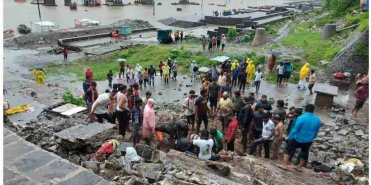 दुर्दैवी घटना! चंद्रभागेच्या घाटाची भिंत कोसळून, सहा जणांचा मृत्यू, घटनास्थळी आक्रोश