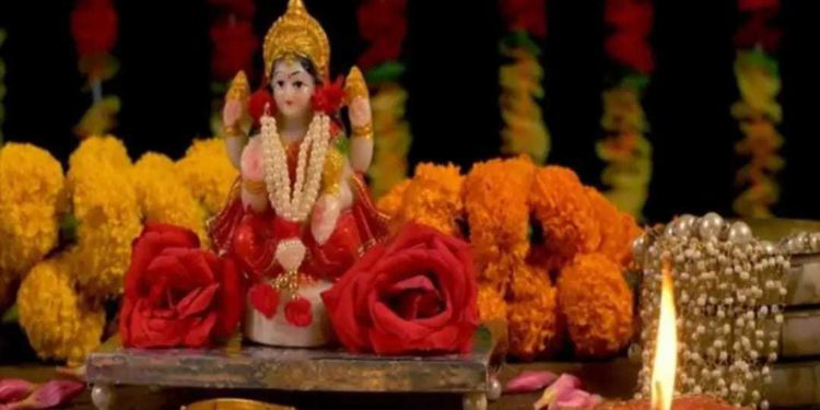 दीपावलीत लक्ष्मीपूजन कसे करावे?; जाणून घ्या शुभ मुहूर्त आणि विधी