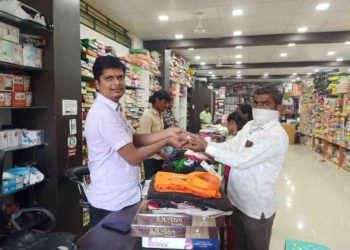 शिवशंभो कलेक्शनमध्ये कपड्यांच्या खरेदीवर चांदीचे नाणे मोफत या योजनेला ग्राहकांचा तुफान प्रतिसाद