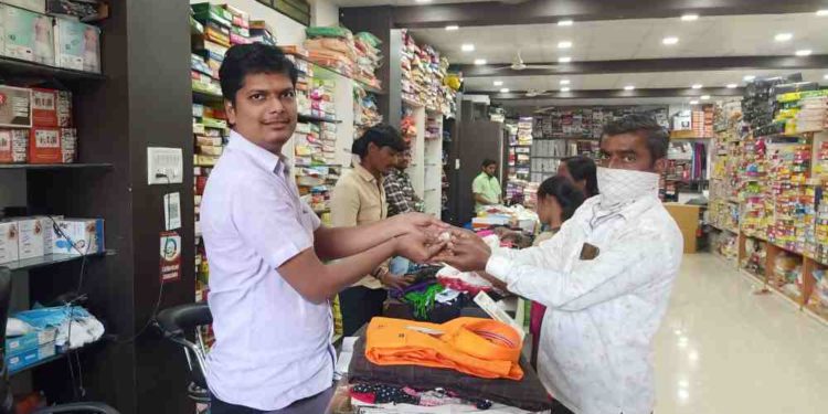 शिवशंभो कलेक्शनमध्ये कपड्यांच्या खरेदीवर चांदीचे नाणे मोफत या योजनेला ग्राहकांचा तुफान प्रतिसाद