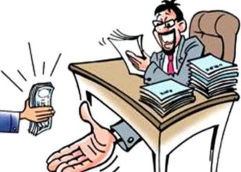 बांधकाम मटेरियल तपासून देण्यासाठी लाच स्वीकारताना महिला अभियंत्यांसह दोघांना रंगेहात पकडले