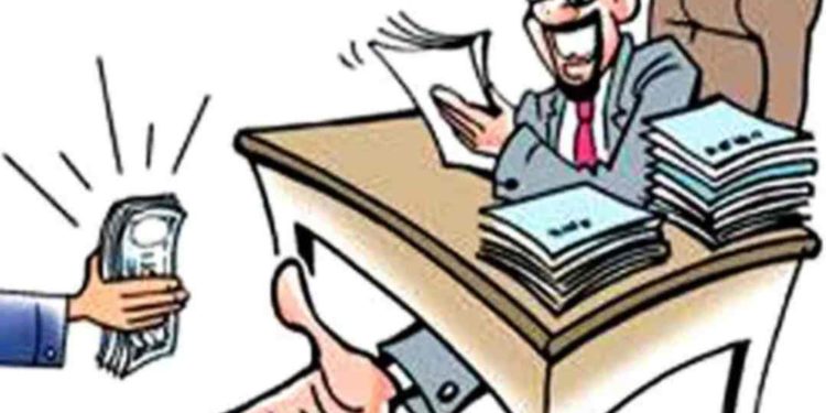 बांधकाम मटेरियल तपासून देण्यासाठी लाच स्वीकारताना महिला अभियंत्यांसह दोघांना रंगेहात पकडले