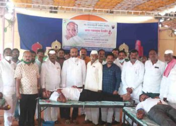 मंगळवेढ्यात खा.शरद पवार यांच्या वाढदिवसाच्या निमित्ताने १२१ रक्तदात्यांनी केले रक्तदान