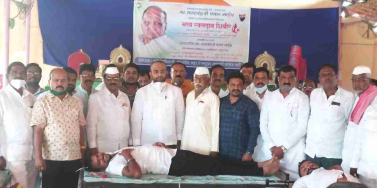 मंगळवेढ्यात खा.शरद पवार यांच्या वाढदिवसाच्या निमित्ताने १२१ रक्तदात्यांनी केले रक्तदान