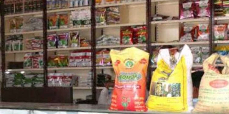 शेतकऱ्यांनो! मंगळवेढ्यातील ‘या’ कृषी सेवा केंद्रांचा परवाना निलंबित; जिल्हा अधीक्षक कृषी अधिकाऱ्यांची कारवाई