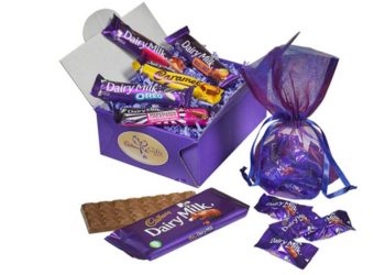 मंगळवेढा तालुका पत्रकार संघ,देशसेवा व लक्ष्मी एफ.पी.ओ कडून आज बालकांना कॅडबरीचे वाटप