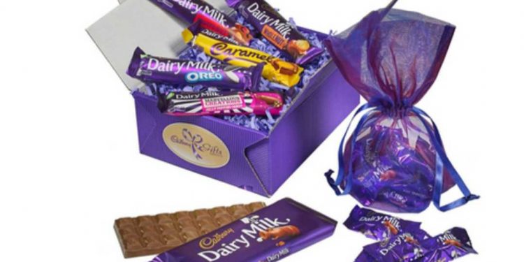 मंगळवेढा तालुका पत्रकार संघ,देशसेवा व लक्ष्मी एफ.पी.ओ कडून आज बालकांना कॅडबरीचे वाटप