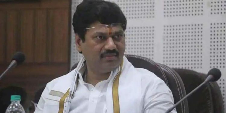 आश्चर्यकारक कलाटणी! राष्ट्रवादी सावध पवित्र्यात, पण धनंजय मुंडेंना भाजपा नेत्याचा मदतीचा हात