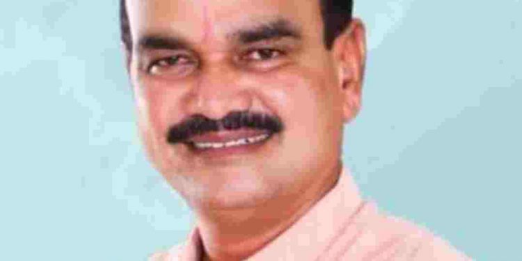 सोलापुरात कोरोनाच्या पार्श्वभूमीवर पालकमंत्र्यांनी उद्या बोलावली बैठक; सर्व आमदार,खासदारांसह अधिकारी राहणार उपस्थित