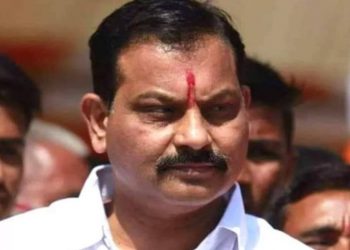 भालकेंच्या जनसंवाद यात्रेत आ.संजय (मामा) शिंदे यांचा व्यासपीठावर बोलण्यास नकार; अनेक चर्चांना उधाण!