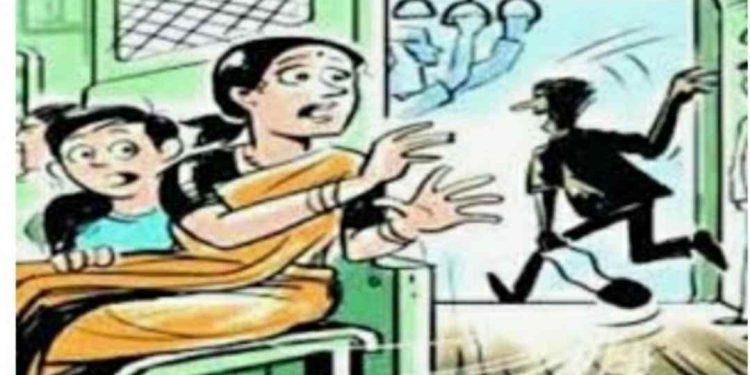 मंगळवेढ्यात बसमध्ये चढत असलेल्या महिलेच्या गळयातील ४५ हजाराचे दागिने पळविले