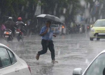 शेतकऱ्यांन समोर पुढचे काही तास अवकाळी पावसाच संकट! ‘या’ जिल्ह्यांमध्ये वादळी वाऱ्यासह गारपीट
