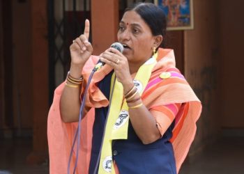 शेतकऱ्यांचे आयुष्य उध्वस्त करणारा चेअरमन ‘दादा’ वारसदार म्हणून आमदारकी मिळवू पाहत आहे; शैला गोडसे यांची जहरी ठिका