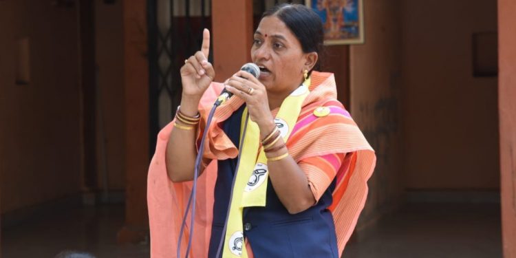 शेतकऱ्यांचे आयुष्य उध्वस्त करणारा चेअरमन ‘दादा’ वारसदार म्हणून आमदारकी मिळवू पाहत आहे; शैला गोडसे यांची जहरी ठिका