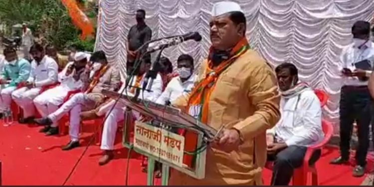 विठ्ठल कारखाना हडप करण्यासाठी अख्ख पवार कुटुंबिय आज प्रचार करत फिरतंय; विरोधी पक्षनेते प्रवीण दरेकरांची राष्ट्रवादीवर सडकून टीका