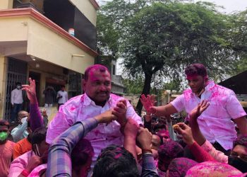 Breaking! समाधान आवताडेंच्या घराबाहेर समर्थकांचा विजयी जल्लोष; भाजपाने उधळळा गुलला