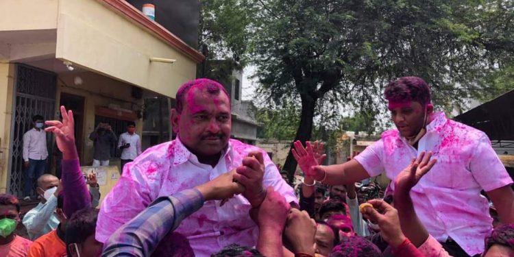 Breaking! समाधान आवताडेंच्या घराबाहेर समर्थकांचा विजयी जल्लोष; भाजपाने उधळळा गुलला