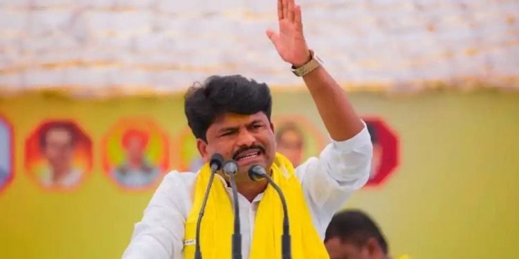 गोपीचंद पडळकरांच्या गाडीवर दगडफेक करणारा कॅमेऱ्यात कैद; व्हिडिओ व्हायरल