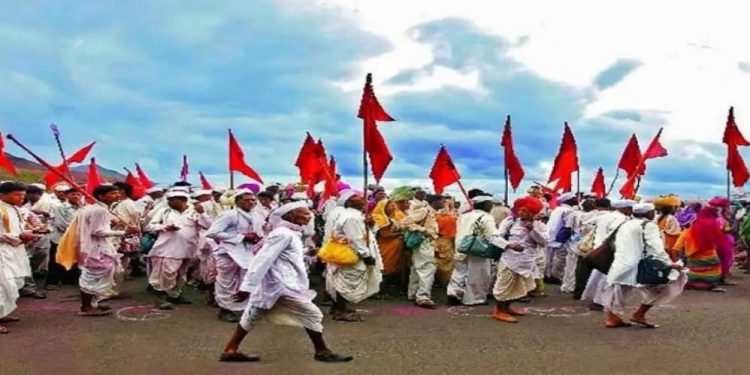 संचारबंदीपूर्वी पंढरपूरमध्ये आषाढीसाठी आलेल्या भाविकांना पोलीस बाहेर काढणार