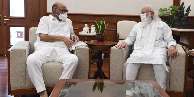 शरद पवारांनी घेतली पंतप्रधान नरेंद्र मोदींची भेट; दोन्ही नेत्यांमध्ये तासभर खलबतं; चर्चेला उधाण