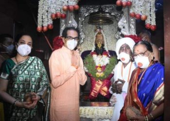 विठ्ठलाची महापूजा संपन्न! मुख्यमंत्री उद्धव ठाकरे विठूरायासमोर नतमस्तक; म्हणाले…