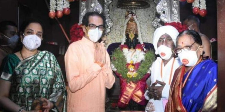 विठ्ठलाची महापूजा संपन्न! मुख्यमंत्री उद्धव ठाकरे विठूरायासमोर नतमस्तक; म्हणाले…