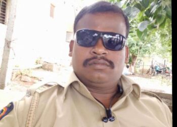 संतापजनक! मंगळवेढ्यात वाळू माफियांच्या गाडीने पोलिसाला चिरडले; पोलिसाचा जागीच मृत्यू