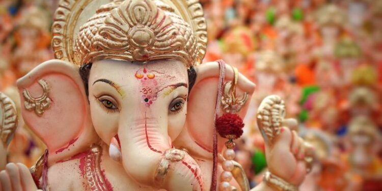 पोलीस ठाण्यांना सूचना! मंडपात जाऊन दर्शन घ्याल तर कारवाई; सोलापूर जिल्हाधिकाऱ्यांचे आदेश