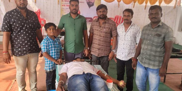 सिध्देश्वर आवताडे यांच्या वाढदिवसानिमित्त 132 रक्तदात्यांनी केले रक्तदान; प्रशांत गायकवाड यांचा स्तुत्य उपक्रम
