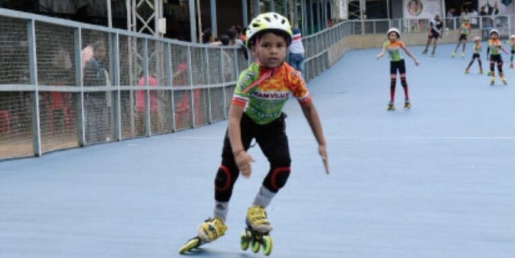 शब्बास रे पठ्ठ्या! सलग 81 तास स्केटिंग; मंगळवेढयात पंक्चर काढणाऱ्याच्या मुलाने केला विश्वविक्रम