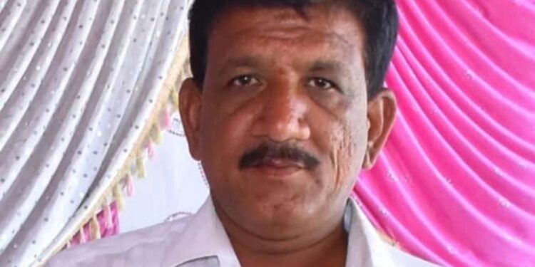 दुर्दैवी घटना! मंगळवेढ्यात क्रेनखाली चिरडून माजी उपसरपंचाचा जागीच मृत्यू; दसऱ्या दिवशीच ‘या’ गावावर पसरली शोककळा