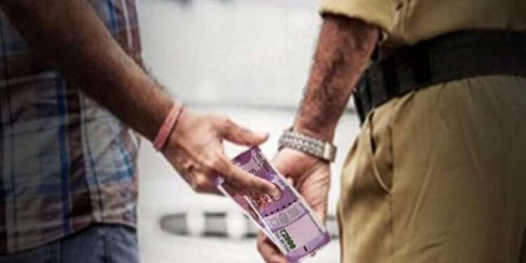 खळबळ! मंगळवेढा पोलीस ठाण्यातील कर्मचारी अजित मिसाळ व गणेश पवार यांच्या विरोधात लाच घेतल्याची तक्रार; उपविभागीय पोलिस अधिकाऱ्यामार्फत चौकशी सुरू