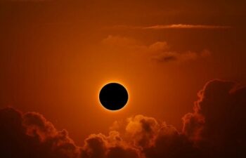 सूर्यग्रहण! आज ‘या’ वेळेत सुरू होईल सूर्यग्रहण, होऊ शकते मोठे नुकसान; या राशींच्या लोकांनी रहावे सतर्क