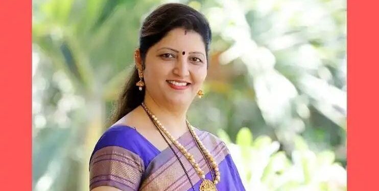 महिला आयोगाच्या अध्यक्षा रुपाली चाकणकरांना मिळालं ‘मोठं गिफ्ट’