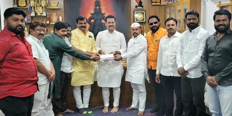 मंगळवेढा येथे छत्रपती शिवाजी महाराजांचा पुतळ्याचे काम सुरू; अभिजीत पाटील यांच्याकडून ५ लाखांची मदत