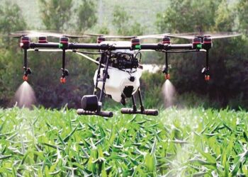 शेतकऱ्यांनो! मंगळवेढ्यात ड्रोनद्वारे बागेमध्ये केली जातेय कीटकनाशक औषध फवारणी; पहा कशी होतेय पाणी व पैशाची बचत