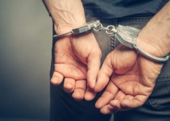 संतापजनक! मंगळवेढयात एका शिक्षकाने विदयार्थ्यावर केले अनैसर्गिक कृत्य, मुलाला ठार मारण्याची दिली धमकी; पोलिसांनी ठोकल्या बेड्या