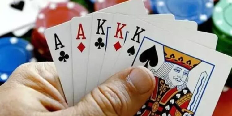 मंगळवेढ्यात शैक्षणिक वर्तुळात खळबळ; जुगार खेळतांना शिक्षक सापडला