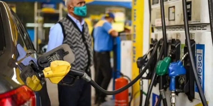 पेट्रोल-डिझेलच्या दरवाढीचं सत्र सुरुच; आज पुन्हा दर कडाडले; एक लिटरसाठी किती रुपये मोजाल?