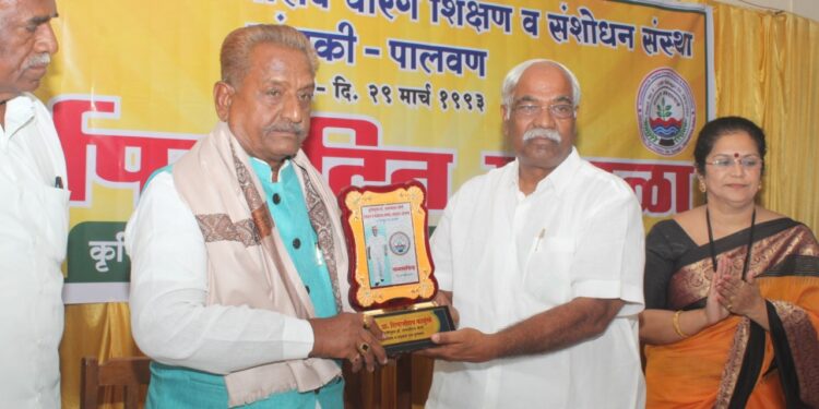 अभिमानास्पद! देवमाणूस प्रा.शिवाजीराव काळुंगे यांचा ‘या’ संस्थेने ‘शिक्षण व सहकाररत्न’ पुरस्कार देऊन केले सन्मानित