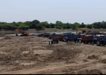 पर्यावरणाचा ऱ्हास! भिमा नदी पात्रातून पोकलेन मशिनच्या साहाय्याने रात्रन् दिवस अवैध वाळू उपसा सुरु; ठेका रद्द करण्याची मागणी