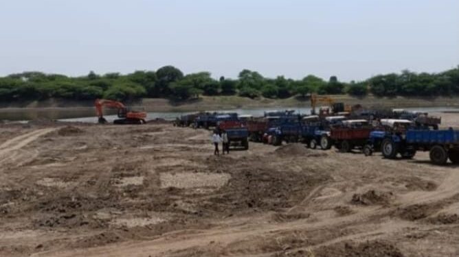 पर्यावरणाचा ऱ्हास! भिमा नदी पात्रातून पोकलेन मशिनच्या साहाय्याने रात्रन् दिवस अवैध वाळू उपसा सुरु; ठेका रद्द करण्याची मागणी