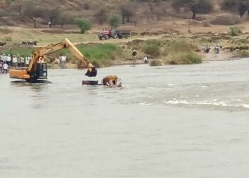 धाडस! वाळू उपसा करणारा ट्रॅक्टर भीमा नदीत बुडाला; मोठी दुर्घटना टळली