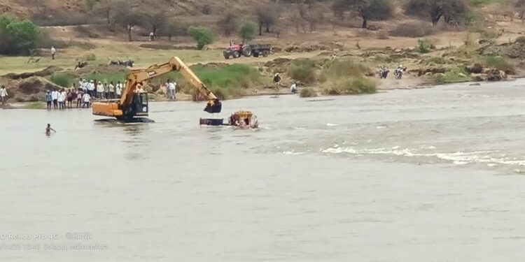धाडस! वाळू उपसा करणारा ट्रॅक्टर भीमा नदीत बुडाला; मोठी दुर्घटना टळली