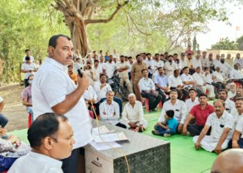 कामाचा माणूस! नागरिकांच्या अडचणींचा गावातच निपटारा; अधिकाऱ्यांचा ताफा सोबत घेऊन आ.आवताडेंचा गावभेट दौरा ठरतोय लक्षवेधी