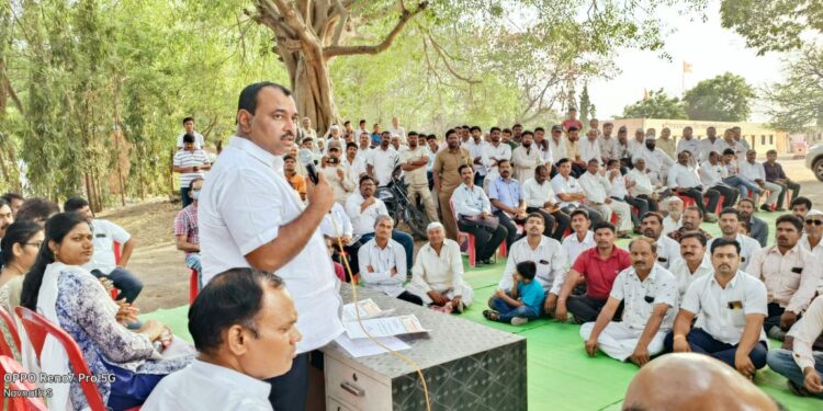 कामाचा माणूस! नागरिकांच्या अडचणींचा गावातच निपटारा; अधिकाऱ्यांचा ताफा सोबत घेऊन आ.आवताडेंचा गावभेट दौरा ठरतोय लक्षवेधी