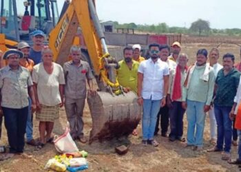 शिष्टाईला यश! सिद्धेश्वर आवताडे यांनी शेतकऱ्यांच्या बांधावर जाऊन केले असे काही…; घालून दिला नवा आदर्श