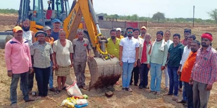 शिष्टाईला यश! सिद्धेश्वर आवताडे यांनी शेतकऱ्यांच्या बांधावर जाऊन केले असे काही…; घालून दिला नवा आदर्श